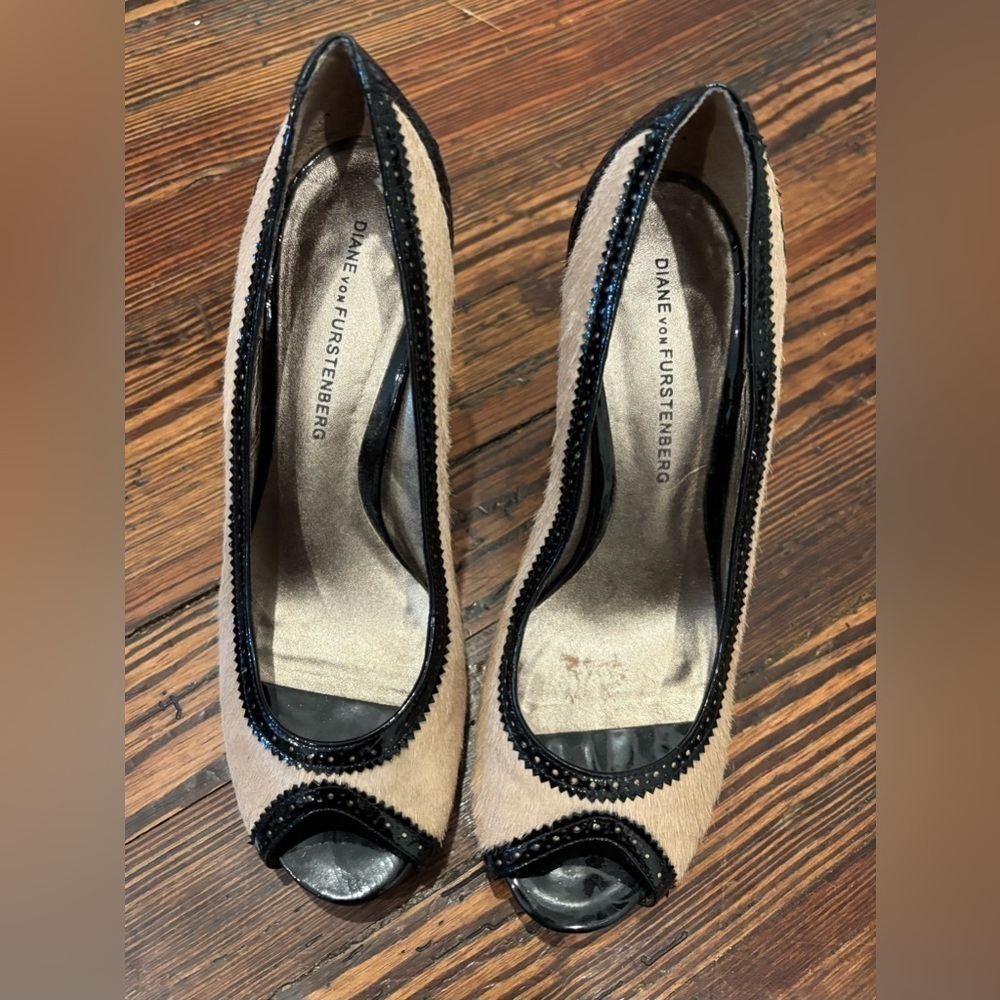 Diane Von Furstenberg DVF Pony Hair Patent Leather Block Heel Peep Toe Sz 7 1/2